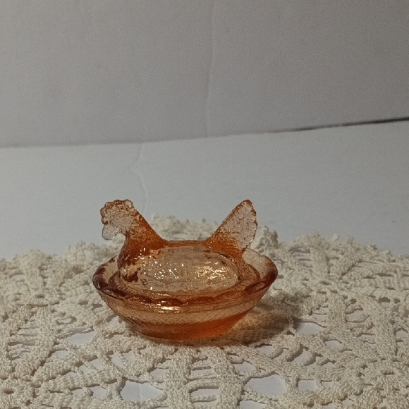 Mini Hen On Nest Salt Cellar In A Beautiful Peachy Amber Color - Picture 1 of 5